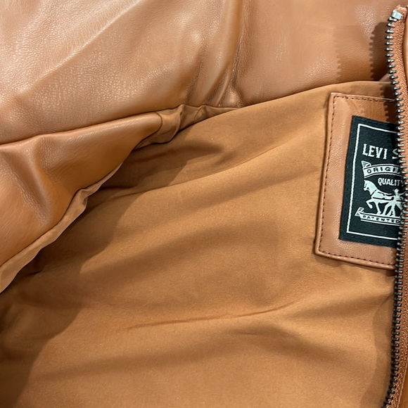 Women’s Levis oversized puffer vest-camel color size Small - Picture 7 of 7